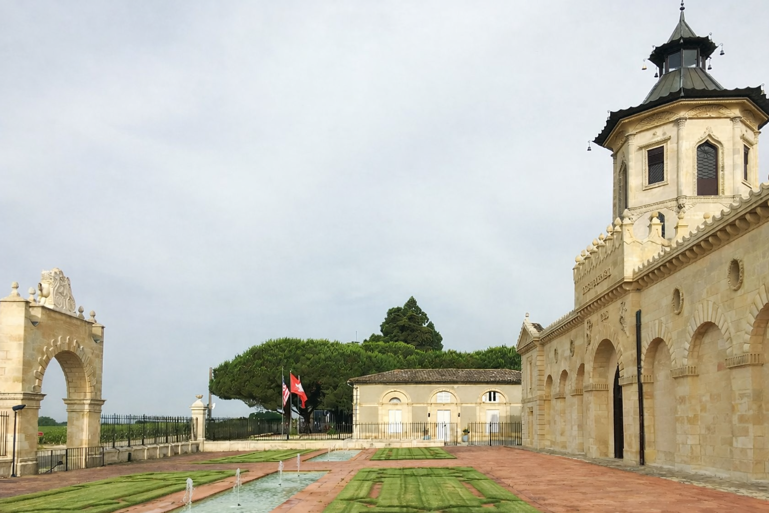 Toto Chateau se prostě nedá přehlédnout - člověk by podezíral majitele s architektem, že se jedná o dobrý marketingový tah